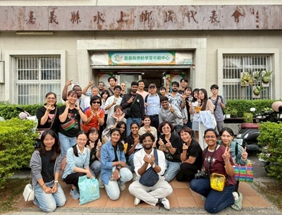 中正大學USR團隊推動跨文化永續農耕——國際學生齊聚嘉義水上，體驗紅骨仙草種植與樂齡共學2025/10/22圖片